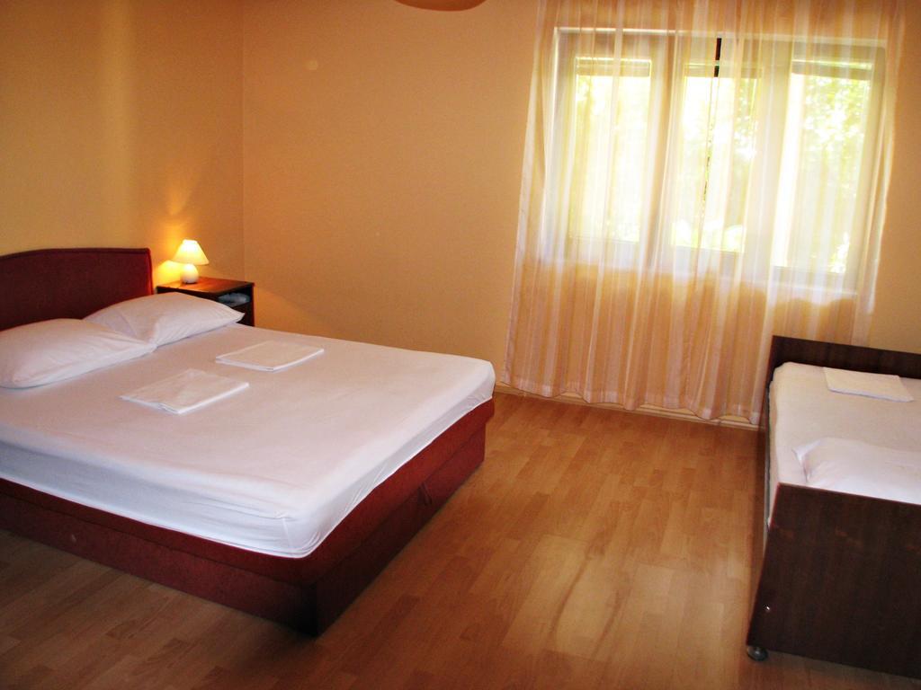 Apartments Miljak Оміш Екстер'єр фото
