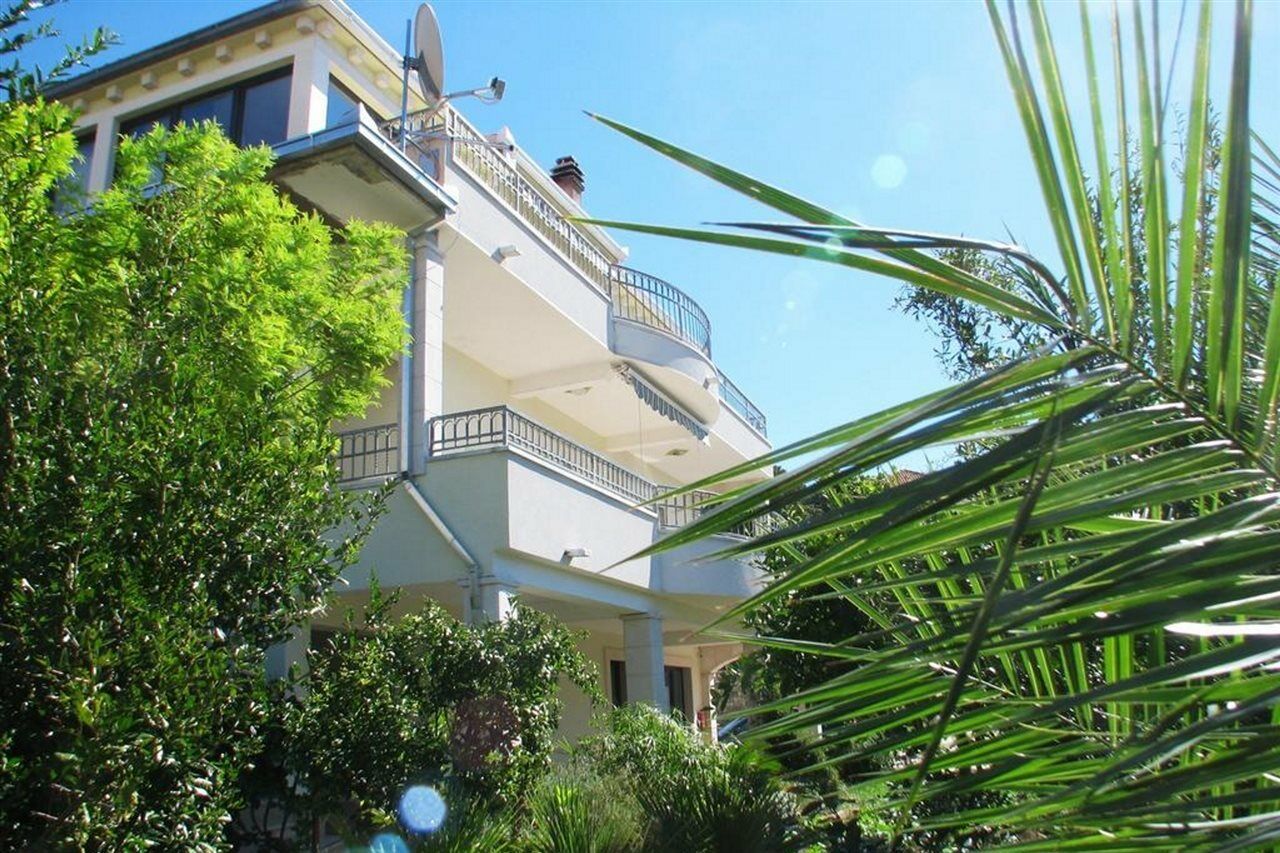Apartments Miljak Оміш Екстер'єр фото