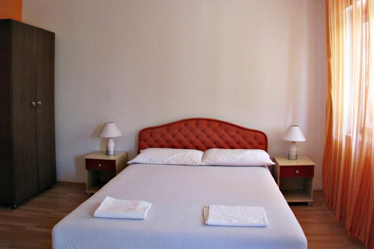 Apartments Miljak Оміш Екстер'єр фото